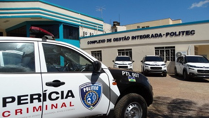 Carro da Perícia Criminal de Rondônia estacionado em frente ao Complexo de Gestão Integrada da Politec