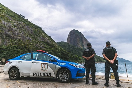 Policiais militares do Rio de Janeiro em frente à praia da Urca