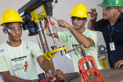 Programa Petrobras Jovem Aprendiz 2022 oferece 734 vagas (Foto: Divulgação)