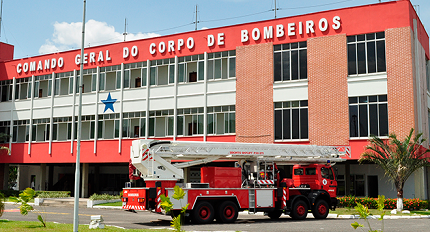 Caminhão do Corpo de Bombeiros do Pará estacionado em frente à sede da corporação