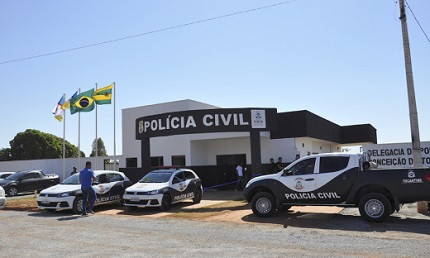 Delegacia de Polícia Civil do Tocantins com carro estacionado na frente