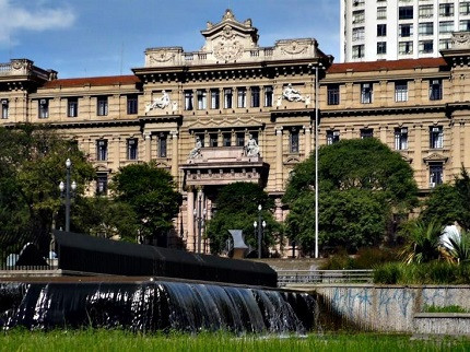 Chafariz em frente à sede do Tribunal de Justiça de São Paulo