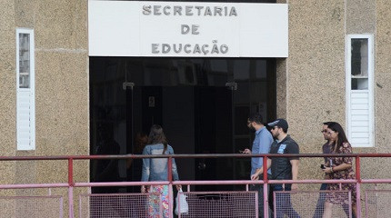 Pessoas entram na sede da Secretaria de Educação do Distrito Federal