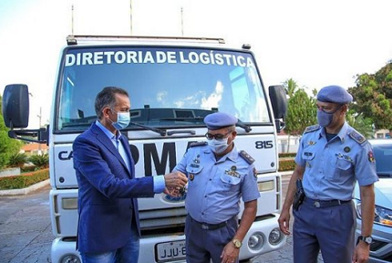 Governador Waldez Góes durante entrega de novas viaturas no Comando Geral da PM. 