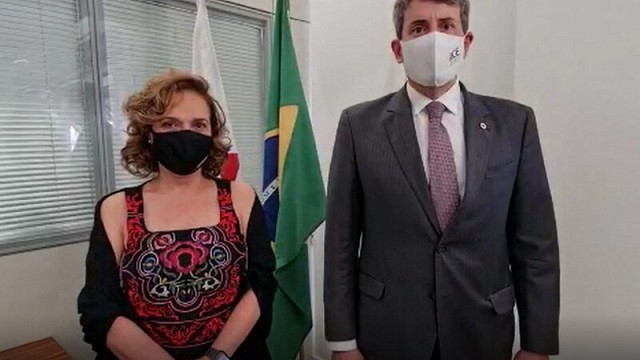 Foto do advogado-geral Sérgio Pessoa e da presidente da Apeminas, Célia Cunha Mello.