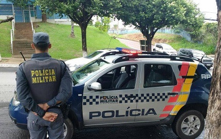 Policial militar do Mato Grosso em frente a uma viatura da corporação