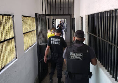 Policiais penais do Pará dentro de uma unidade penitenciária