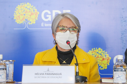 Secretária de Educação do DF usa máscara em um discurso durante coletiva de imprensa
