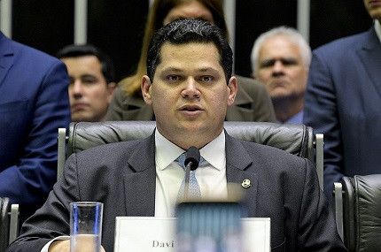 Davi Alcolumbre anuncia proposta com reajuste salarial de 18 meses (Foto: Divulgação)