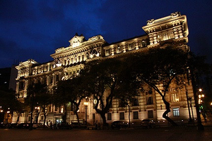 Fachada do Tribunal de Justiça de São Paulo à noite